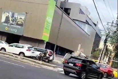 Algunos conductores irrespetan el cruce de peatones.