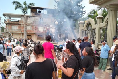 En el recorrido lanzaron fuegos artificiales.
