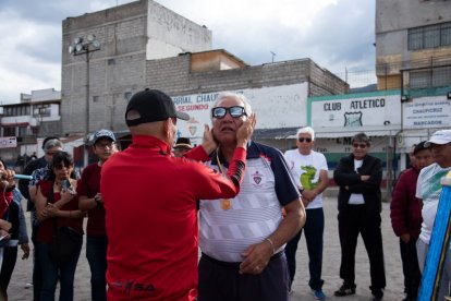 Raúl Dávalos recibió la medalla de campeón como fue el anhelo de su hijo.