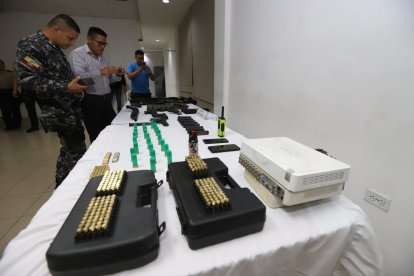 Se decomisó un arsenal de armamento y municiones.