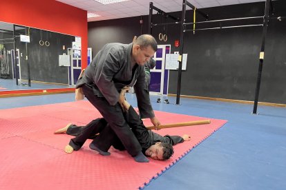 Los ninjas practican con armas como el bo (bastón largo).