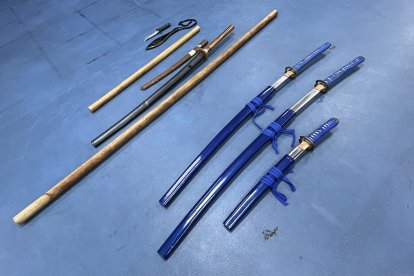 Madera es el material de las armas con las que entrenan para evitar accidentes.