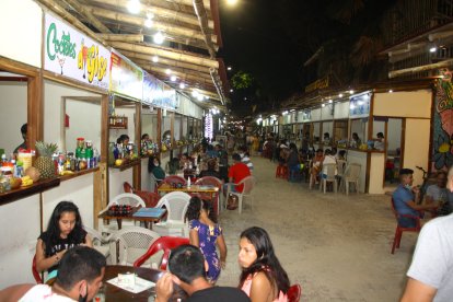 Por esta zona, conocida como la calle de los cocteles, en Montañita, era visto frecuentar el lituano Andrejus Tokeris.