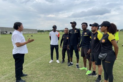 Miguel Castillo junto a los entrenadores David Briones, Milo Rosales, el ex jugador Óscar de León, Aldair Rosales, Daniel Cabrera y Jocyn Largo.