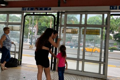 Ante el daño en dos puertas, adultos pedían a sus hijos que tuvieran precausión.