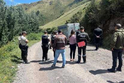 El hallazgo de la mujer se registró en una vía de tercer orden en una zona rural de Quito.