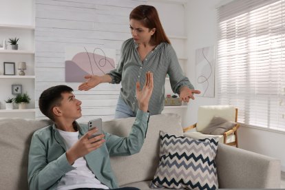 Los padres suelen entregar estos aparatos a los hijos con el fin de distraerlos.