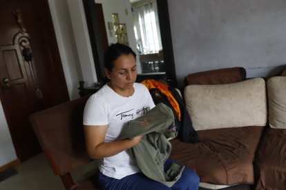 Diana Villalva conserva las prendas de vestir de su padre.