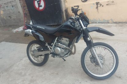 La motocicleta en la que se habrían movilizado los sicarios.