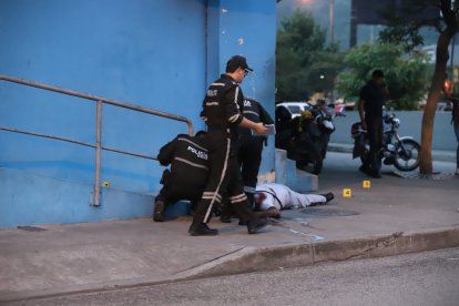 Personal de Criminalística realizó el levantamiento del cadáver.