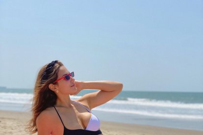 Alejandra Jaramillo conocida como la Caramelo disfrutando del sol.