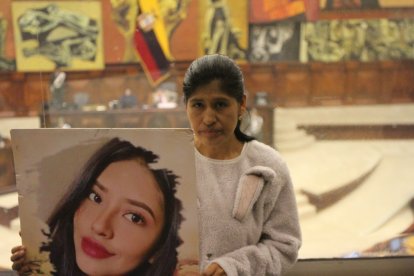La madre de Mishel Colcha fue desde Machala a la Asamblea Nacional para exigir celeridad en el caso.