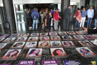 En los plantones en la calle o en entidades públicas su ‘arma’ son las fotos de sus hijas asesinadas.