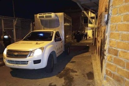 Luego de fijar los indicios, hicieron el levantamiento de un cadáver en el barrio Santa Lucía.