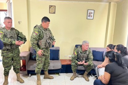 El oficial fue a la casa de los familiares de la víctima.