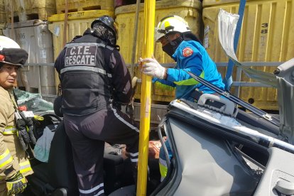 Bomberos y personal de la CTE ayudaron en la labor de rescate