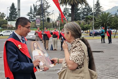 Los jóvenes entregaron afiches del Sagrado Corazón de Jesús.