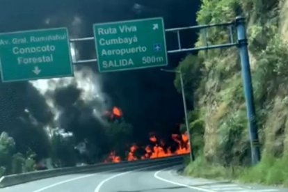 Un video aficionado muestra cómo las llamas avanzaron a un bosque cercano.