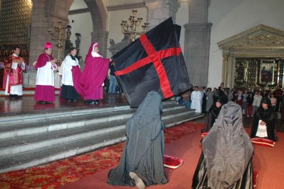 La ceremonia del Arrastre de Caudas se celebra solo en Quito.