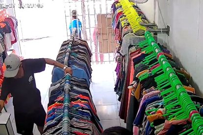 En las redes sociales se difundió un video en el que saldría Mendoza amenazando en un local.