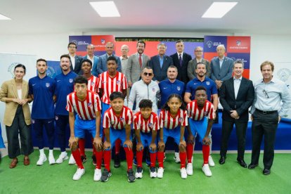 Los 7 chicos ecuatorianos que viajaran a Madrid, en la despedida con los directivos.