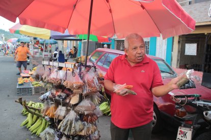 Las fundas son envasadas a diario por él y su esposa Elsa. Dice que los productos son frescos.
