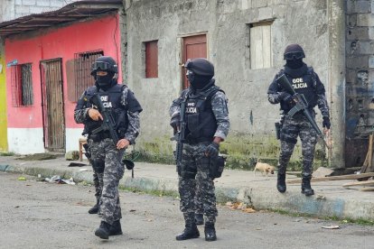 La Policía busca a los desaparecidos.