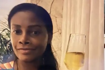 Diana Salazar sosteniendo una copa de champagne.