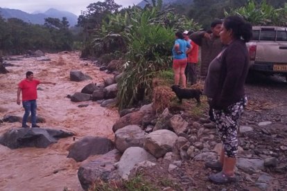 'Malabares' para cruzar un río por el colapso de un puente.