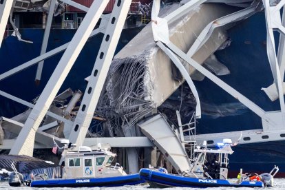Detalle del pilar colpasado del puente de Baltimore.