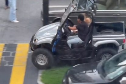 Lugareños han reclamado por la circulación sobre un parterre.