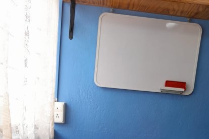 La chica recibió una puñalada en su pierna izquierda. La derecha fue aplastada por la puerta del bus.