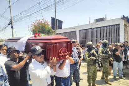 Más de cien militares y policías custodiaron el féretro.