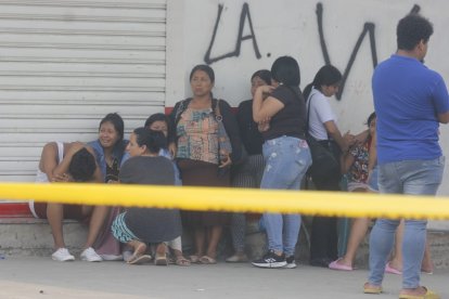 Familiares de la víctima esperaban por el retiro del cadáver