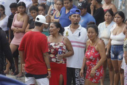 La familia de la víctima acudió al lugar. Allí se lamentaron por su pérdida.
