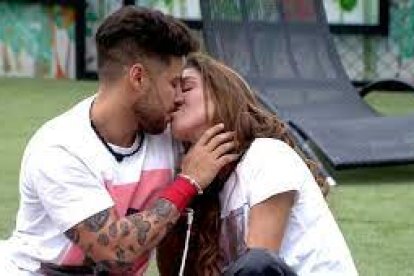 Beso de Nataly Umaña y Miguel Melfi en 'La casa de los famosos'.