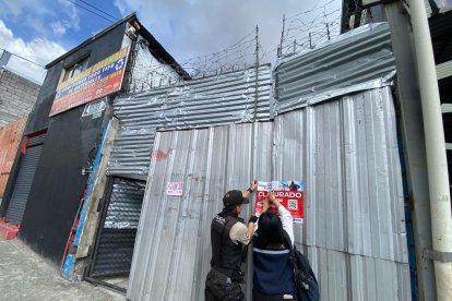 Locales comerciales fueron clausurados.