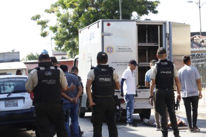 El cuerpo quedó tendido a un costado de un vehículo, fuera de la vivienda en la que residía.
