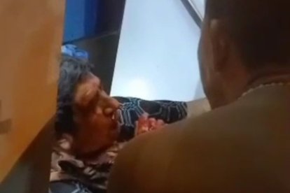 Instante en que la víctima era auxiliada por moradores.