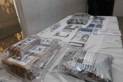 Entre las evidencias se halló droga y armas.