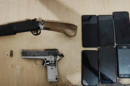 Las armas y los aparatos incautados.