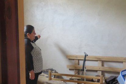 La habitante Ulloa mostró que apenas había construido la pared que fue derrumbada por el deslave.