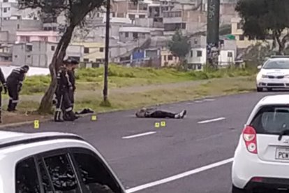 Uno de los asesinados intentó huir en un taxi y otro se escondió debajo de una caseta.