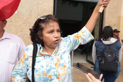 Los manifestantes llegaron con carteles a exigir que se garantice la seguridad de los docentes en sus labores.