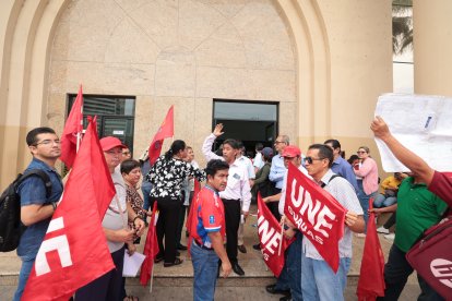 Los docentes llegaron a la Subsecretaría Zonal de Educación para manifestarse por la inacción del ministerio de Educación.