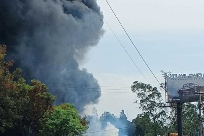 El hecho causó un incendio de grandes magnitudes.