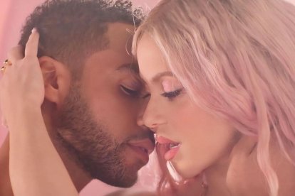 Shakira y Luciente Laviscount en una escena de Puntería.