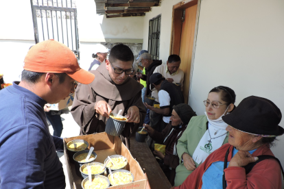 Fueron más de 300 personas que llegaron hasta la iglesia de los Franciscanos para recibir su tarrina.