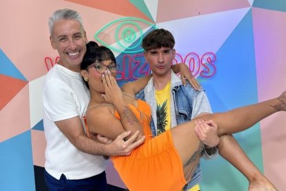 Nacho Cheddar fue panelista de farándula en el programa Viralizados, con Laura Bonilla y Esteban Vidan.