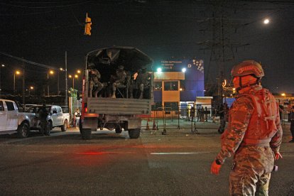 Desde la vía a Daule se observaron llamas en las partes altas de los pabellones. Personal de Fuerzas Armadas ingresó al sitio para intervenir y controlar la situación.